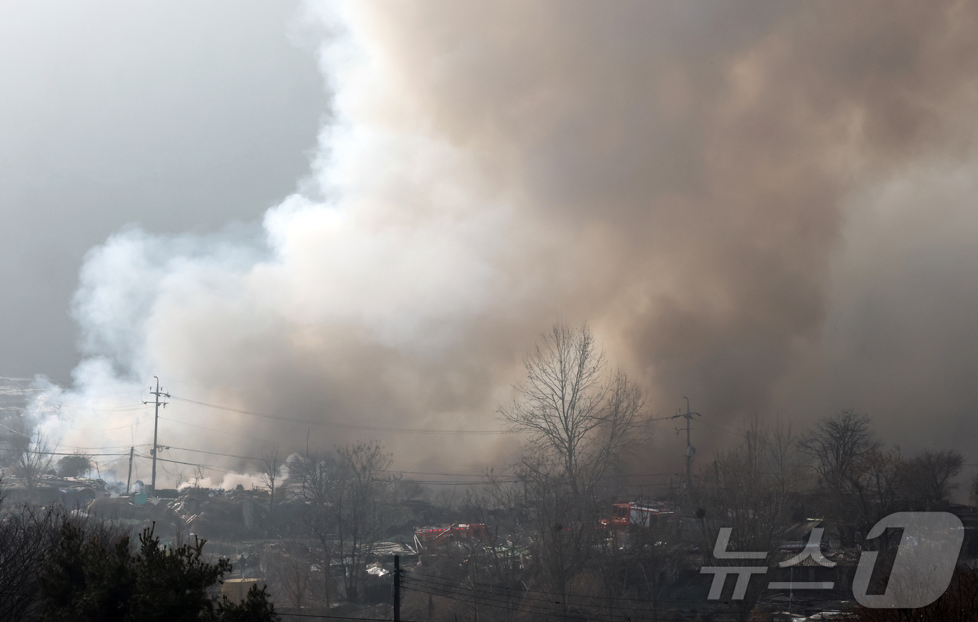 (서울=뉴스1) 김진환 기자 = 16일 서울 강남구 개포동 구룡마을에서 연기가 치솟고 있다.소방당국에 따르면 현재까지 인명피해는 발생하지 않았으며 4지구 내 주민 47명(37가구) …