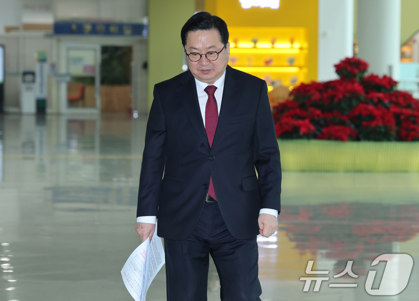 (대전=뉴스1) 김기태 기자 = 이장우 대전시장이 16일 오전 시청 브리핑룸에서 대전·충남 행정통합 관련 긴급 브리핑을 하기위해 이동하고 있다.정부는 행정 통합을 촉진하기 위해 통 …