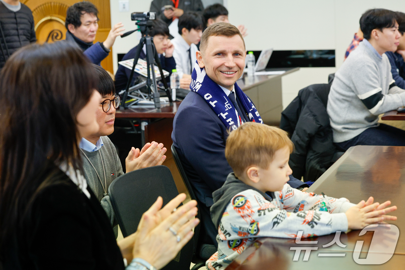 (서울=뉴스1) 안은나 기자 = 남자 농구 국가대표팀을 이끌게 된 니콜라이스 마줄스(Nikolajs Mazurs) 감독이 16일 서울 중구 프레스센터에서 열린 취임 기자회견에 아내 …