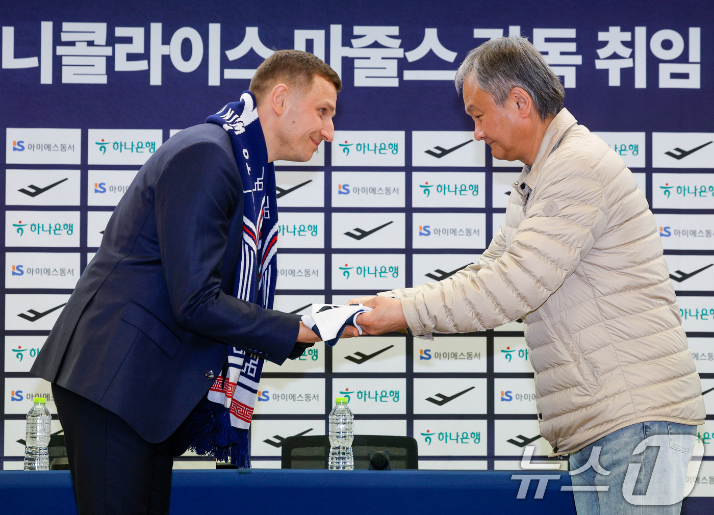 (서울=뉴스1) 안은나 기자 = 남자 농구 국가대표팀을 이끌게 된 니콜라이스 마줄스(Nikolajs Mazurs) 감독이 16일 서울 중구 프레스센터에서 열린 취임 기자회견에서 유 …