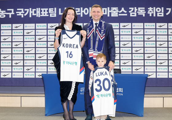 부인·아들과 기념 촬영하는 니콜라이스 마줄스 감독