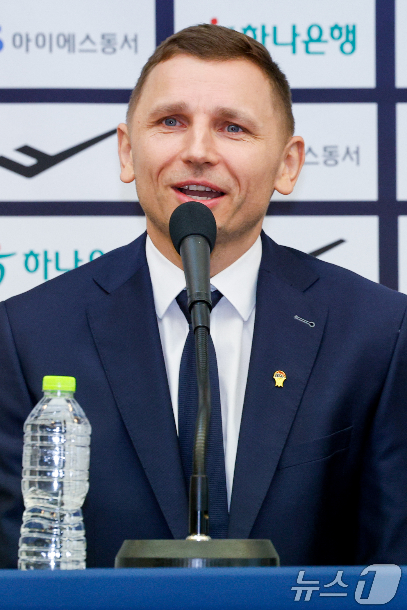 (서울=뉴스1) 안은나 기자 = 남자 농구 국가대표팀을 이끌게 된 니콜라이스 마줄스(Nikolajs Mazurs) 감독이 16일 서울 중구 프레스센터에서 취임 기자회견을 하고 있다 …