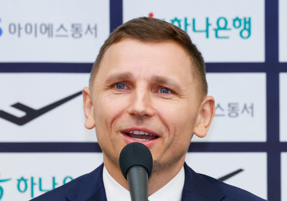 취임 기자회견 갖는 니콜라이스 마줄스 감독