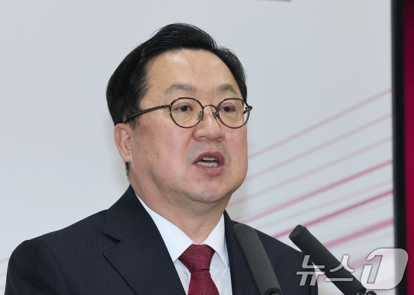 (대전=뉴스1) 김기태 기자 = 이장우 대전시장이 16일 오전 시청 브리핑룸에서 대전·충남 행정통합 관련 긴급 브리핑을 하고 있다.정부는 행정 통합을 촉진하기 위해 통합특별시에 각 …