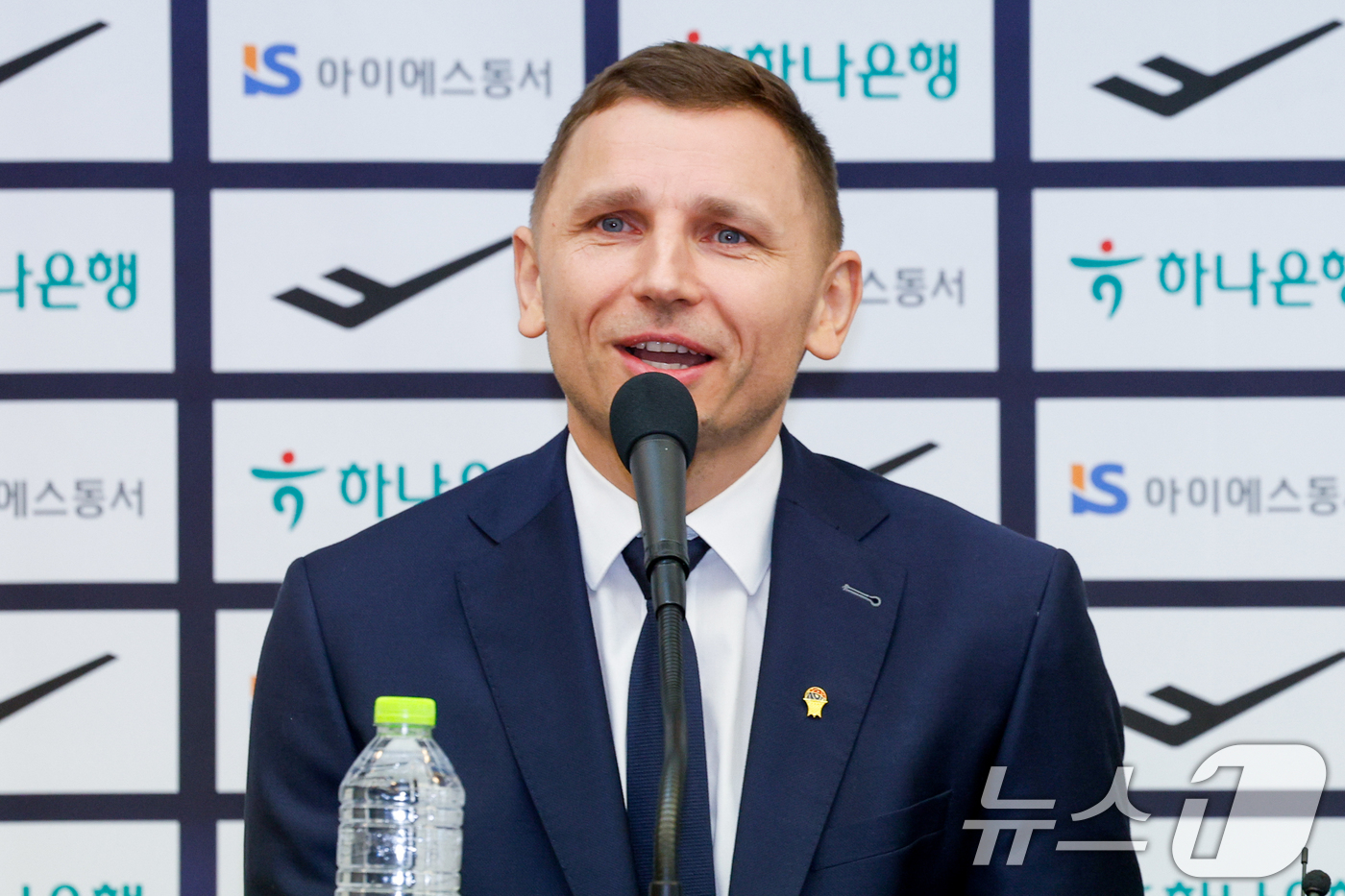 (서울=뉴스1) 안은나 기자 = 남자 농구 국가대표팀을 이끌게 된 니콜라이스 마줄스(Nikolajs Mazurs) 감독이 16일 서울 중구 프레스센터에서 취임 기자회견을 하고 있다 …