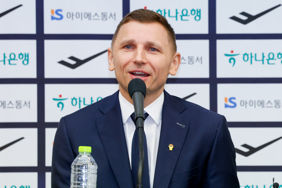 취임 기자회견 갖는 니콜라이스 마줄스 감독