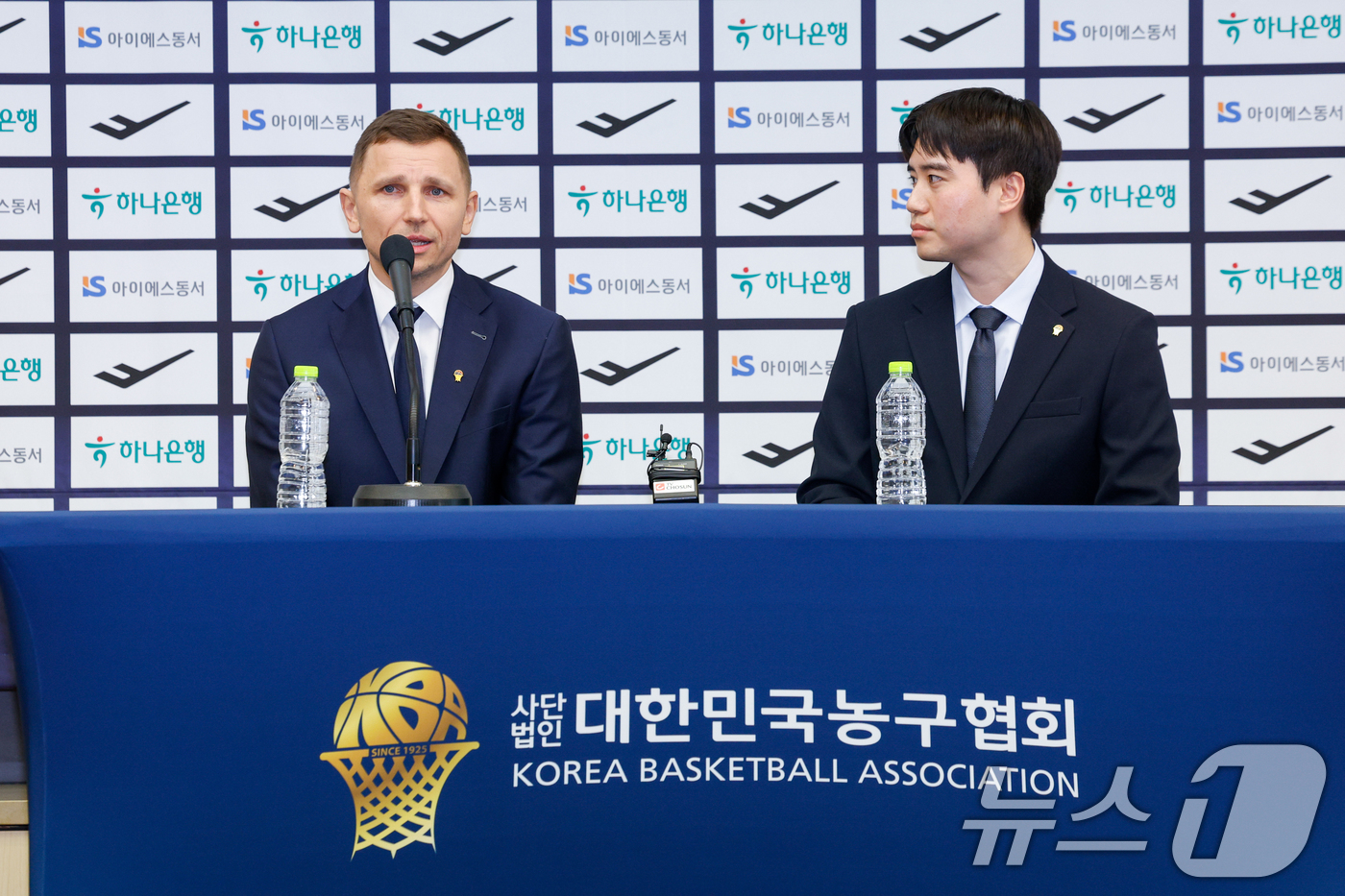 (서울=뉴스1) 안은나 기자 = 남자 농구 국가대표팀을 이끌게 된 니콜라이스 마줄스(Nikolajs Mazurs) 감독이 16일 서울 중구 프레스센터에서 취임 기자회견을 하고 있다 …