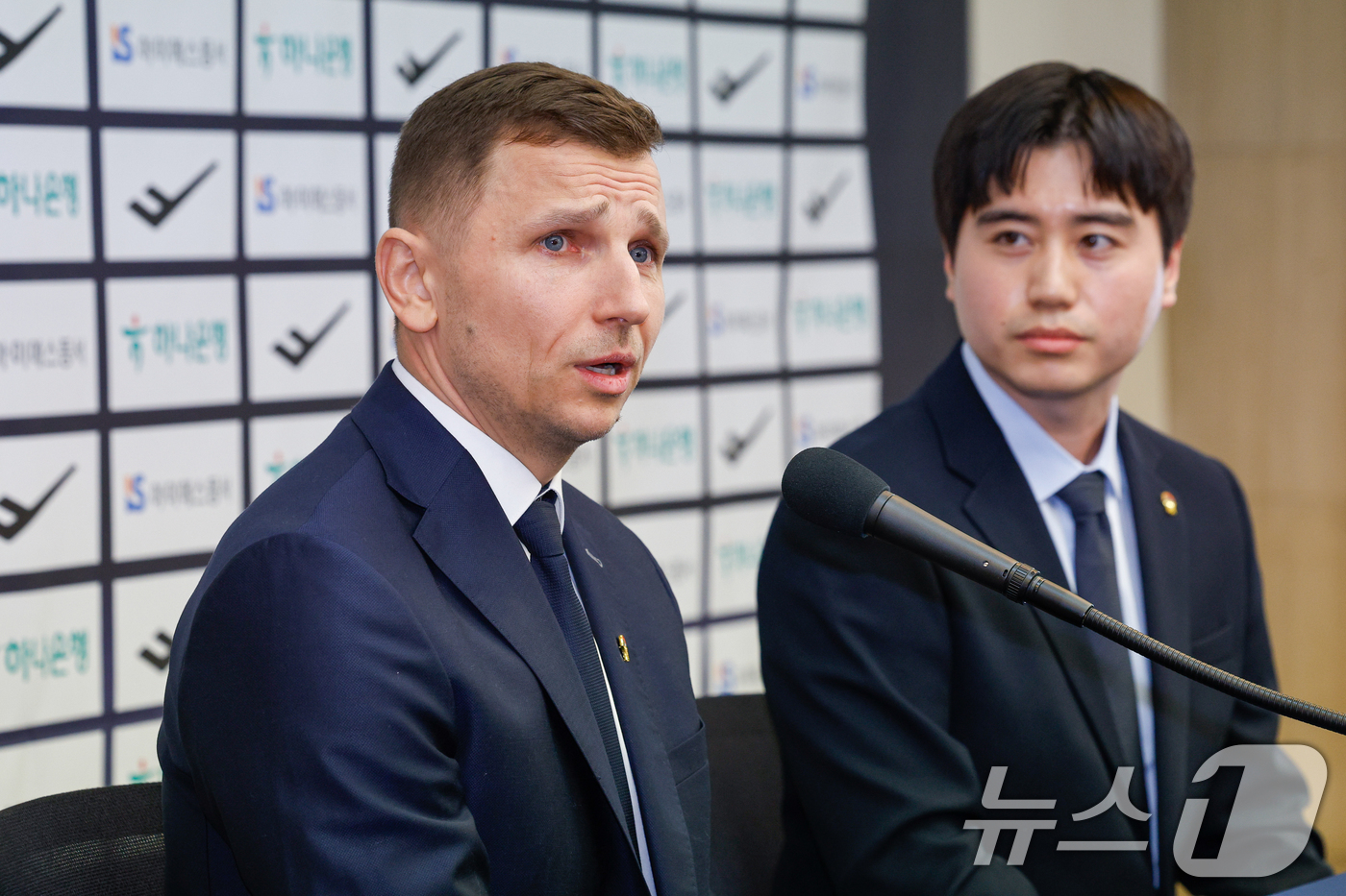 (서울=뉴스1) 안은나 기자 = 남자 농구 국가대표팀을 이끌게 된 니콜라이스 마줄스(Nikolajs Mazurs) 감독이 16일 서울 중구 프레스센터에서 취임 기자회견을 하고 있다 …