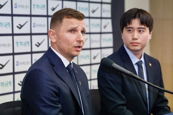 질문에 답하는 니콜라이스 마줄스 감독