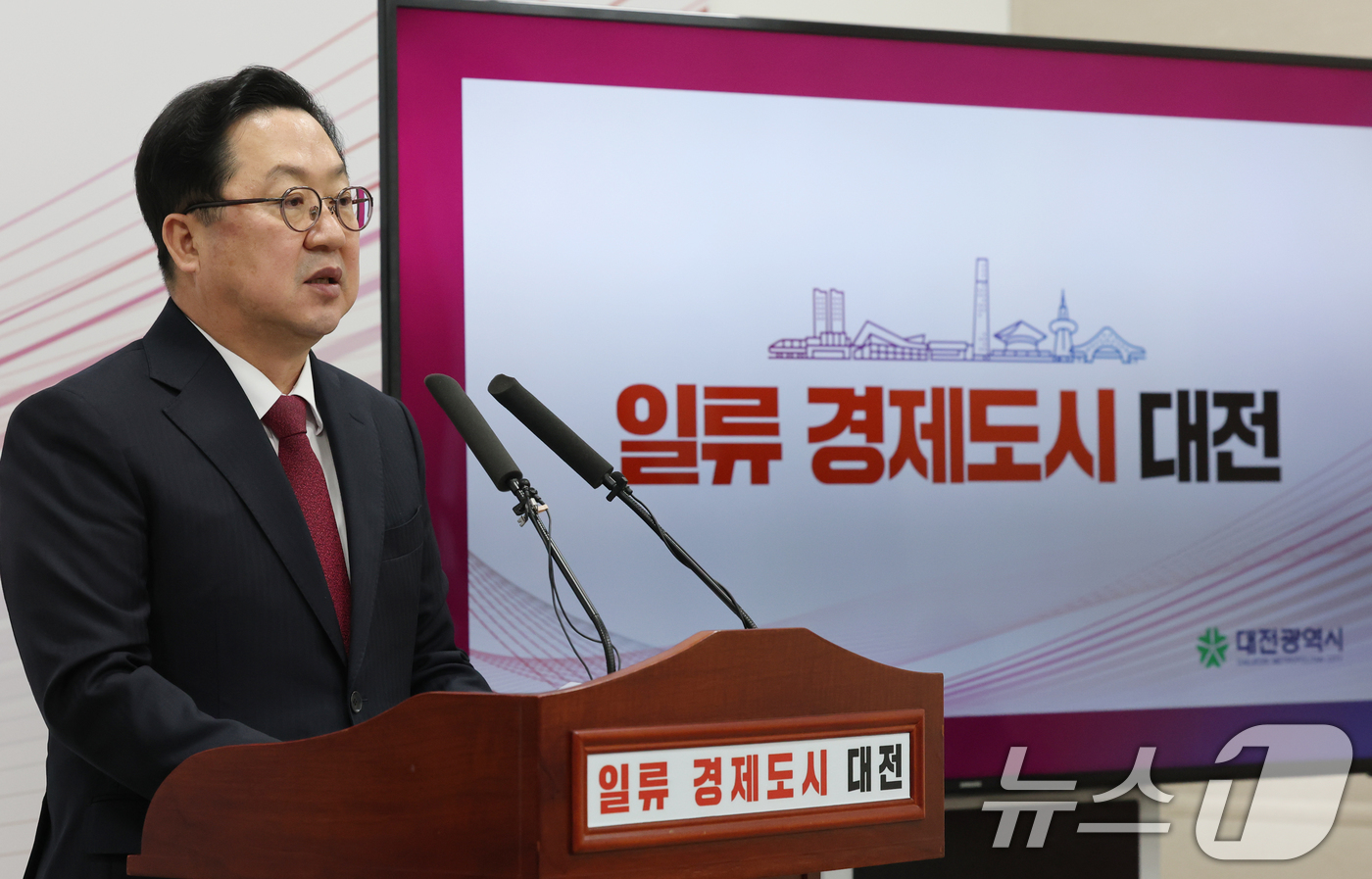 (대전=뉴스1) 김기태 기자 = 이장우 대전시장이 16일 오전 시청 브리핑룸에서 대전·충남 행정통합 관련 긴급 브리핑을 하고 있다.정부는 행정 통합을 촉진하기 위해 통합특별시에 각 …