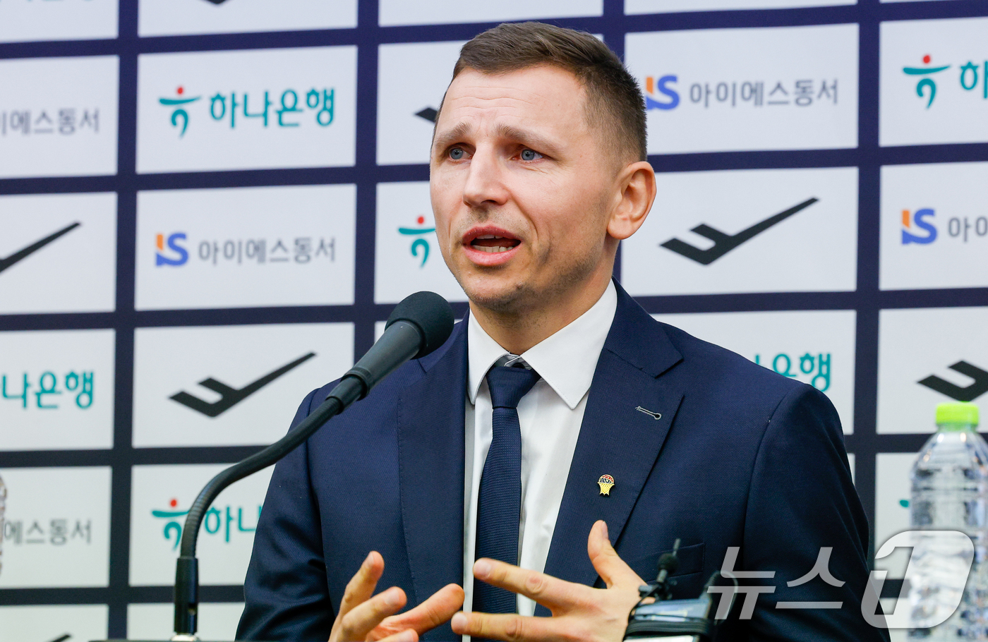 (서울=뉴스1) 안은나 기자 = 남자 농구 국가대표팀을 이끌게 된 니콜라이스 마줄스(Nikolajs Mazurs) 감독이 16일 서울 중구 프레스센터에서 취임 기자회견을 하고 있다 …