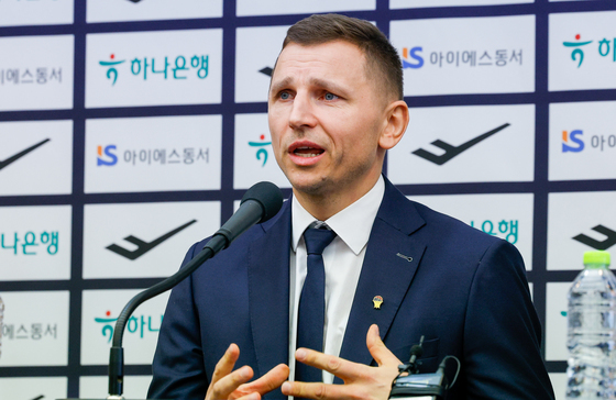 질문에 답하는 니콜라이스 마줄스 감독