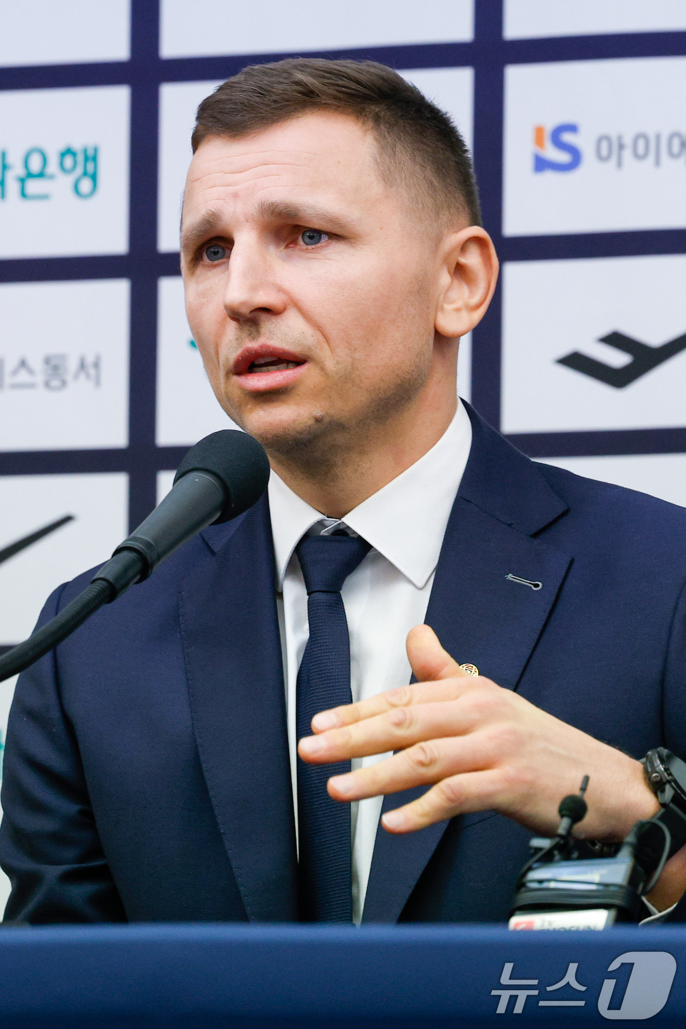 (서울=뉴스1) 안은나 기자 = 남자 농구 국가대표팀을 이끌게 된 니콜라이스 마줄스(Nikolajs Mazurs) 감독이 16일 서울 중구 프레스센터에서 취임 기자회견을 하고 있다 …