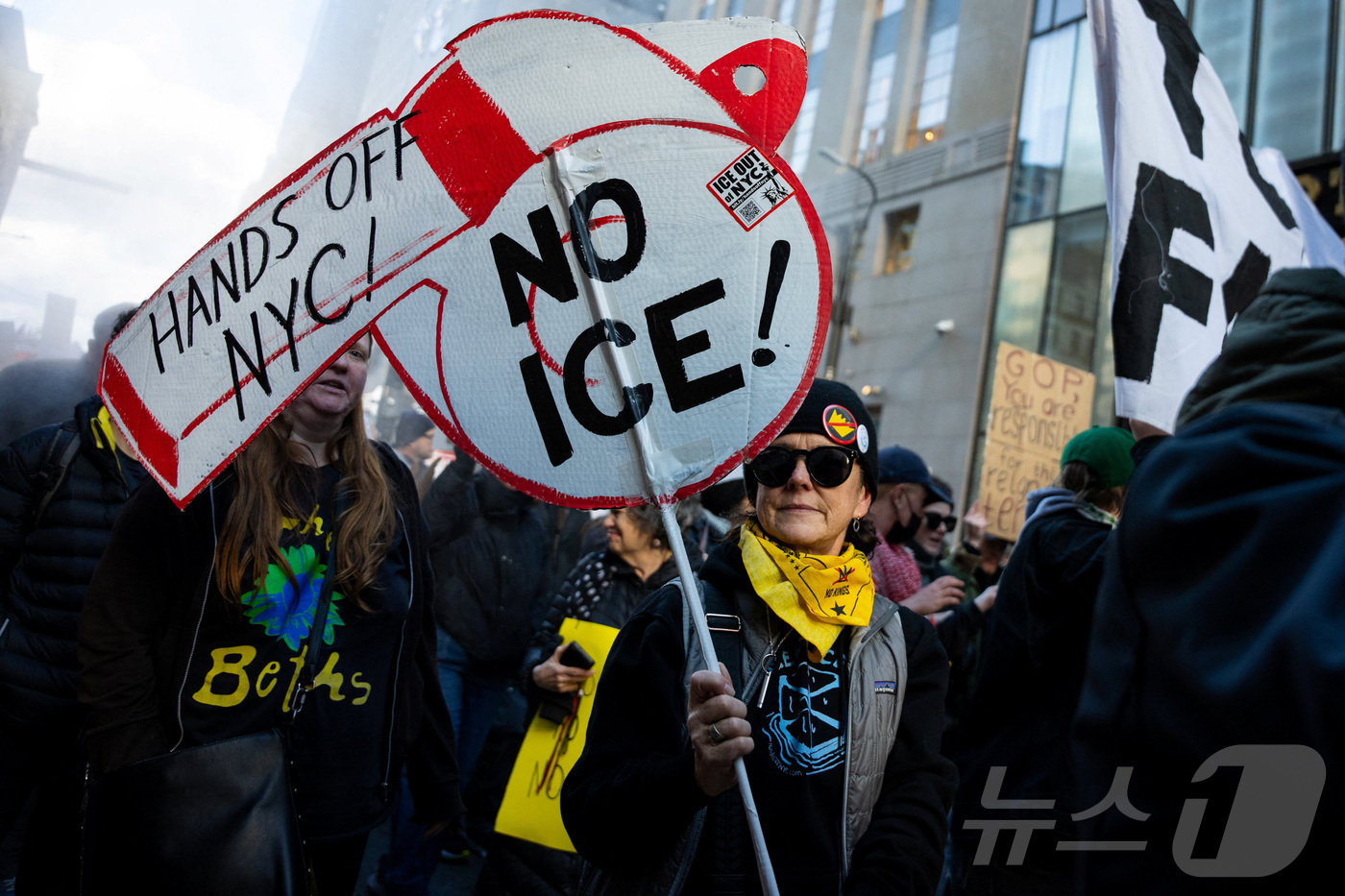 (뉴욕 로이터=뉴스1) 윤다정 기자 = 12일(현지시간) 미국 뉴욕시에서 이민세관단속국(ICE)에 반대하는 시위 참여자들이 행진하고 있다. 2026.01.12.ⓒ 로이터=뉴스1