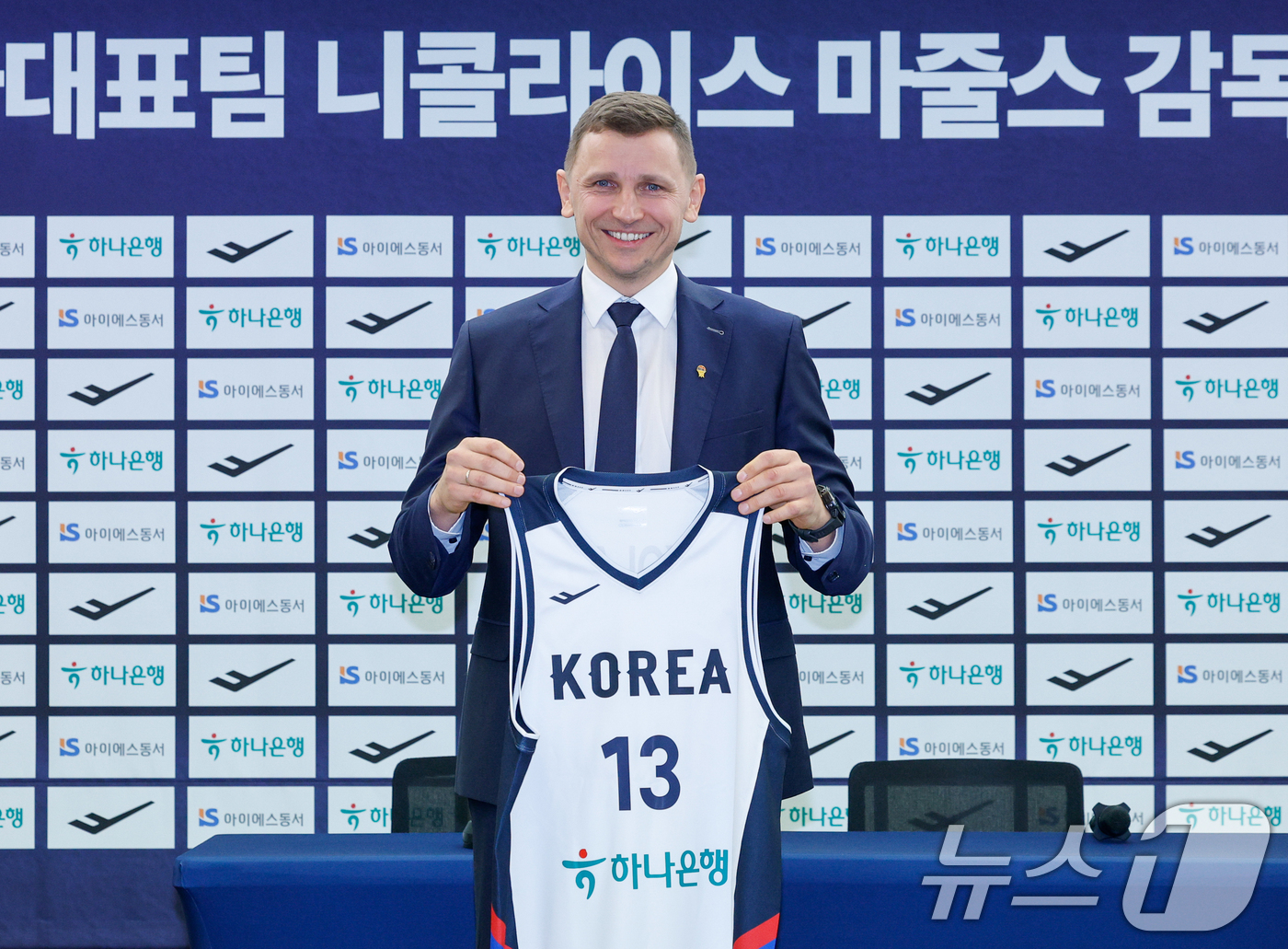 (서울=뉴스1) 안은나 기자 = 남자 농구 국가대표팀을 이끌게 된 니콜라이스 마줄스(Nikolajs Mazurs) 감독이 16일 서울 중구 프레스센터에서 열린 취임 기자회견에서 유 …