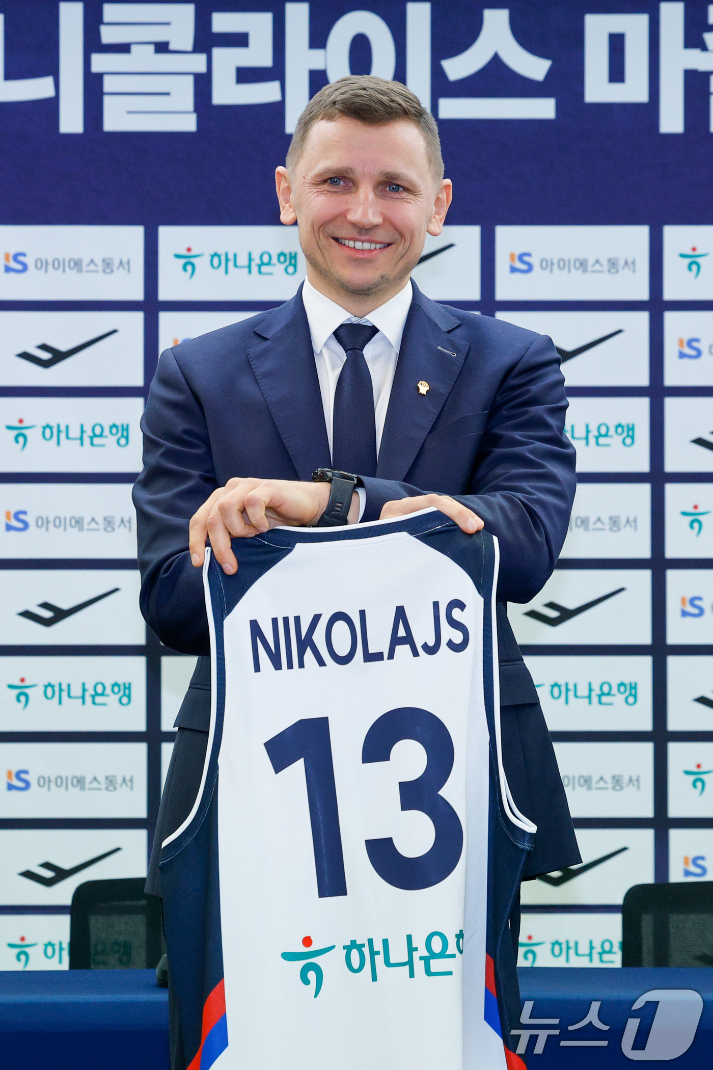 (서울=뉴스1) 안은나 기자 = 남자 농구 국가대표팀을 이끌게 된 니콜라이스 마줄스(Nikolajs Mazurs) 감독이 16일 서울 중구 프레스센터에서 열린 취임 기자회견에서 유 …