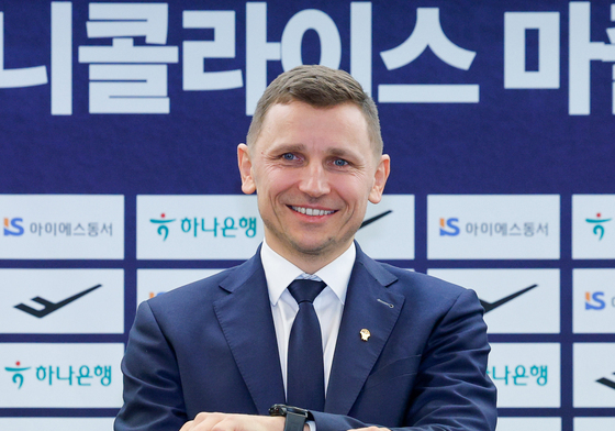 니콜라이스 마줄스 감독 '13번 유니폼 들고'