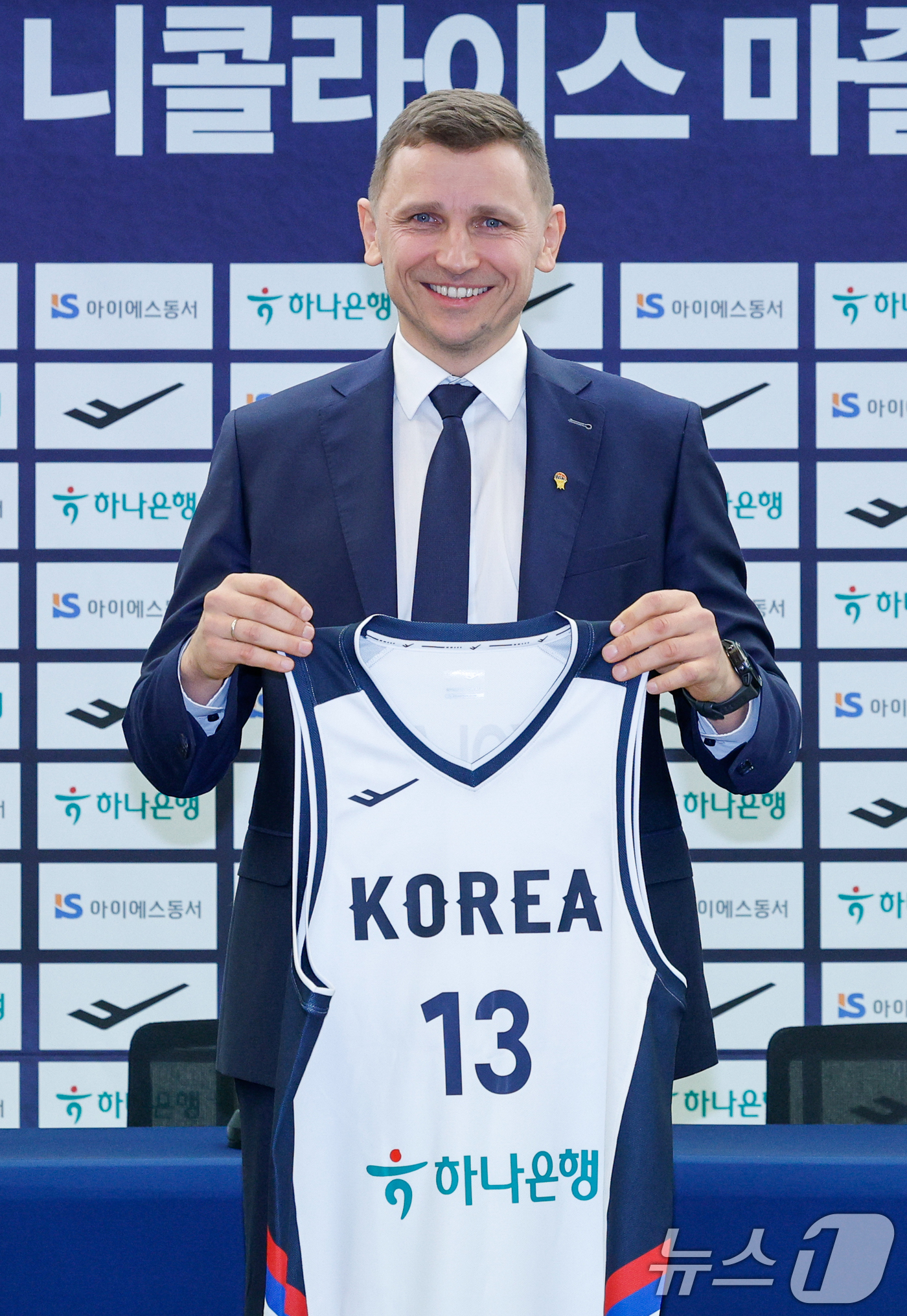 (서울=뉴스1) 안은나 기자 = 남자 농구 국가대표팀을 이끌게 된 니콜라이스 마줄스(Nikolajs Mazurs) 감독이 16일 서울 중구 프레스센터에서 열린 취임 기자회견에서 유 …