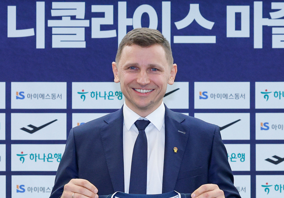 대표팀 유니폼 든 니콜라이스 마줄스 감독