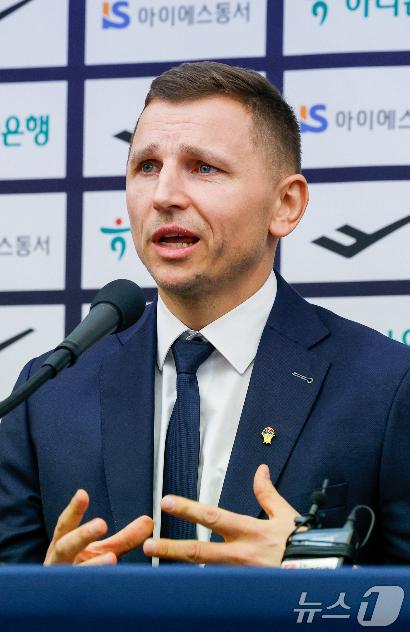 (서울=뉴스1) 안은나 기자 = 남자 농구 국가대표팀을 이끌게 된 니콜라이스 마줄스(Nikolajs Mazurs) 감독이 16일 서울 중구 프레스센터에서 취임 기자회견을 하고 있다 …