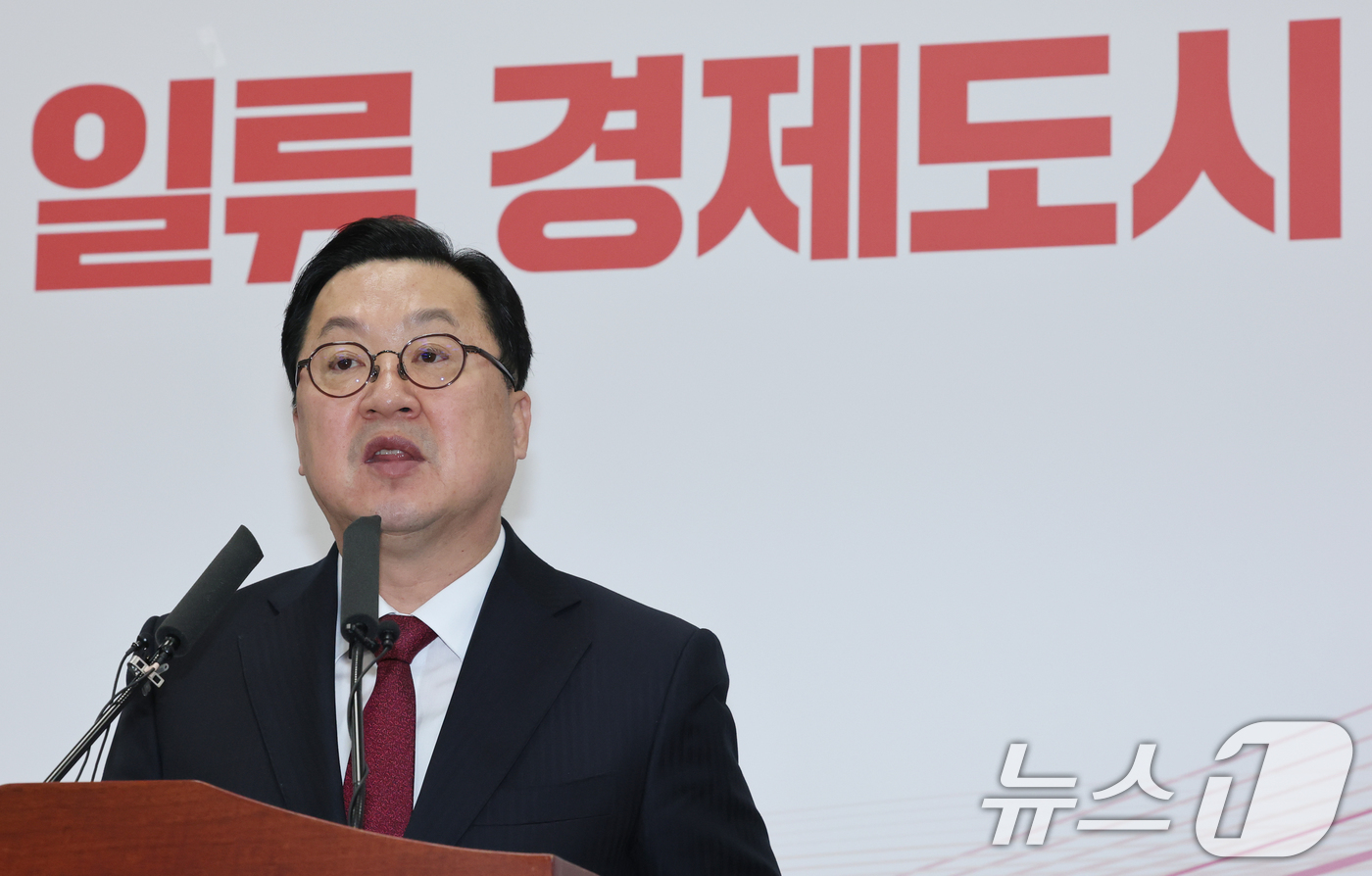 (대전=뉴스1) 김기태 기자 = 이장우 대전시장이 16일 오전 시청 브리핑룸에서 대전·충남 행정통합 관련 긴급 브리핑을 하고 있다.정부는 행정 통합을 촉진하기 위해 통합특별시에 각 …