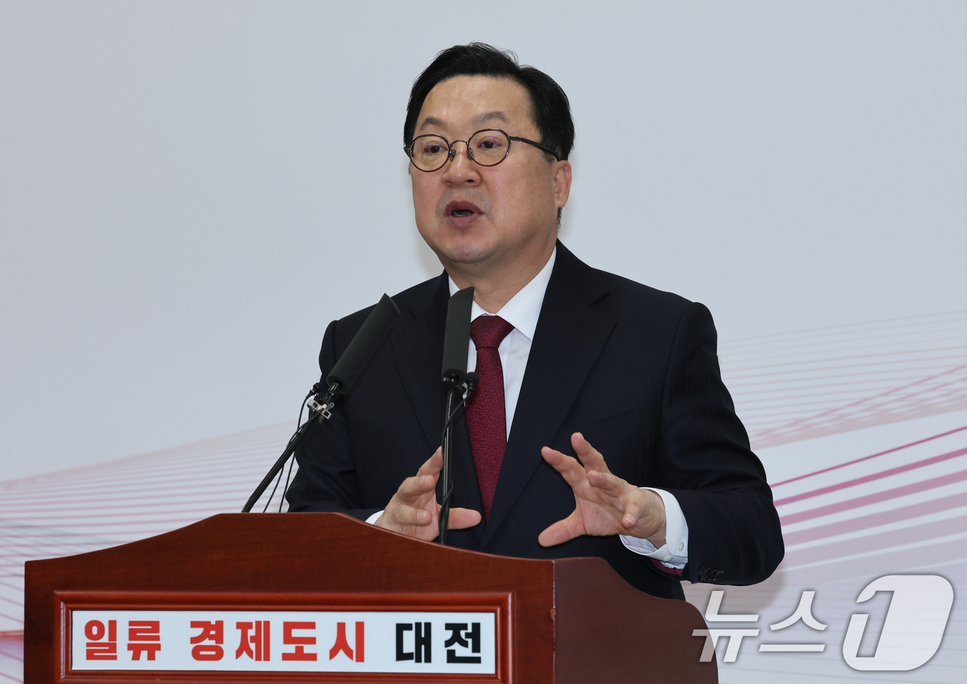 (대전=뉴스1) 김기태 기자 = 이장우 대전시장이 16일 오전 시청 브리핑룸에서 대전·충남 행정통합 관련 긴급 브리핑을 하고 있다.정부는 행정 통합을 촉진하기 위해 통합특별시에 각 …