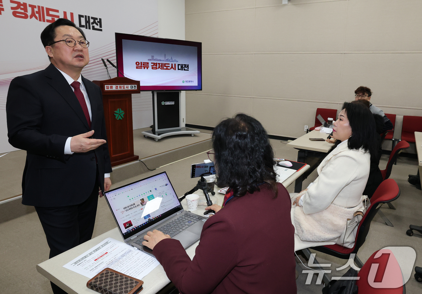 (대전=뉴스1) 김기태 기자 = 이장우 대전시장이 16일 오전 시청 브리핑룸에서 대전·충남 행정통합 관련 긴급 브리핑을 마치고 취재진과 대화하고 있다.정부는 행정 통합을 촉진하기 …