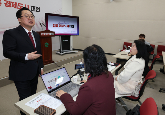취재진과 대화하는 이장우 대전시장