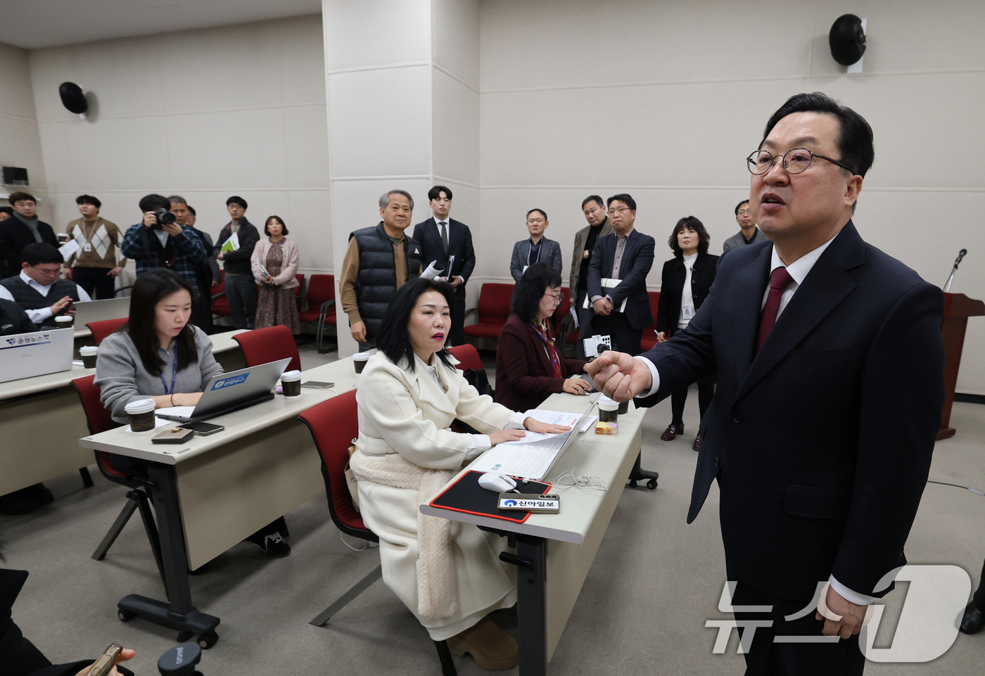 (대전=뉴스1) 김기태 기자 = 이장우 대전시장이 16일 오전 시청 브리핑룸에서 대전·충남 행정통합 관련 긴급 브리핑을 마치고 취재진과 대화하고 있다.정부는 행정 통합을 촉진하기 …