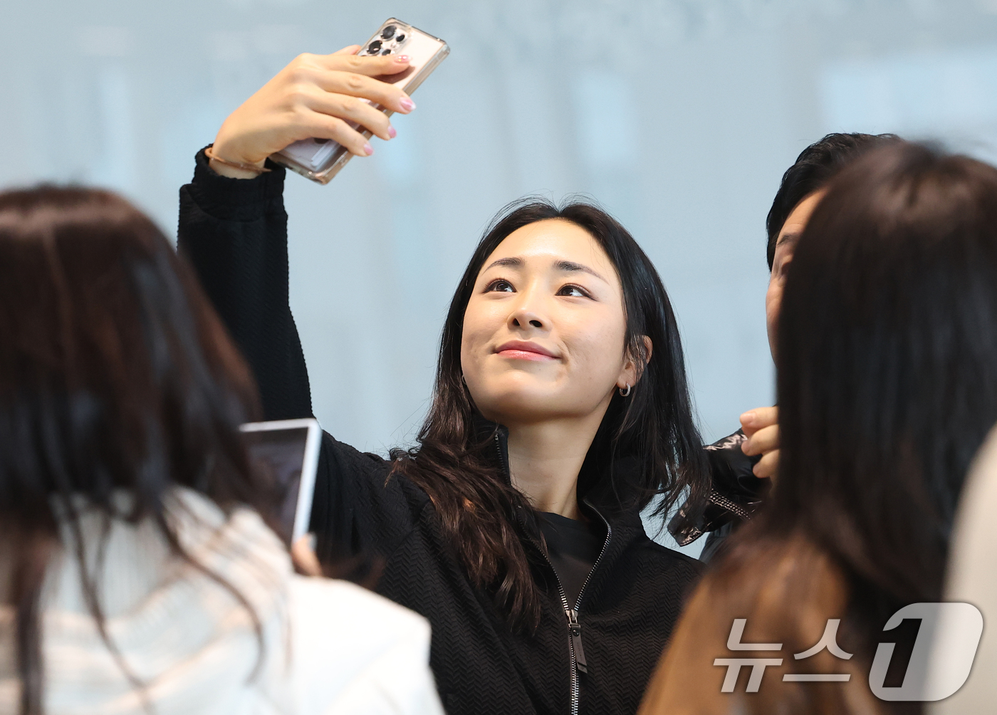 (인천공항=뉴스1) 권현진 기자 = LPGA 윤이나가 16일 인천국제공항에서 미국으로 출국하기 전 '빛이나'(윤이나 팬덤명)와 함께 기념 촬영을 하고 있다. 2026.1.16/뉴스 …