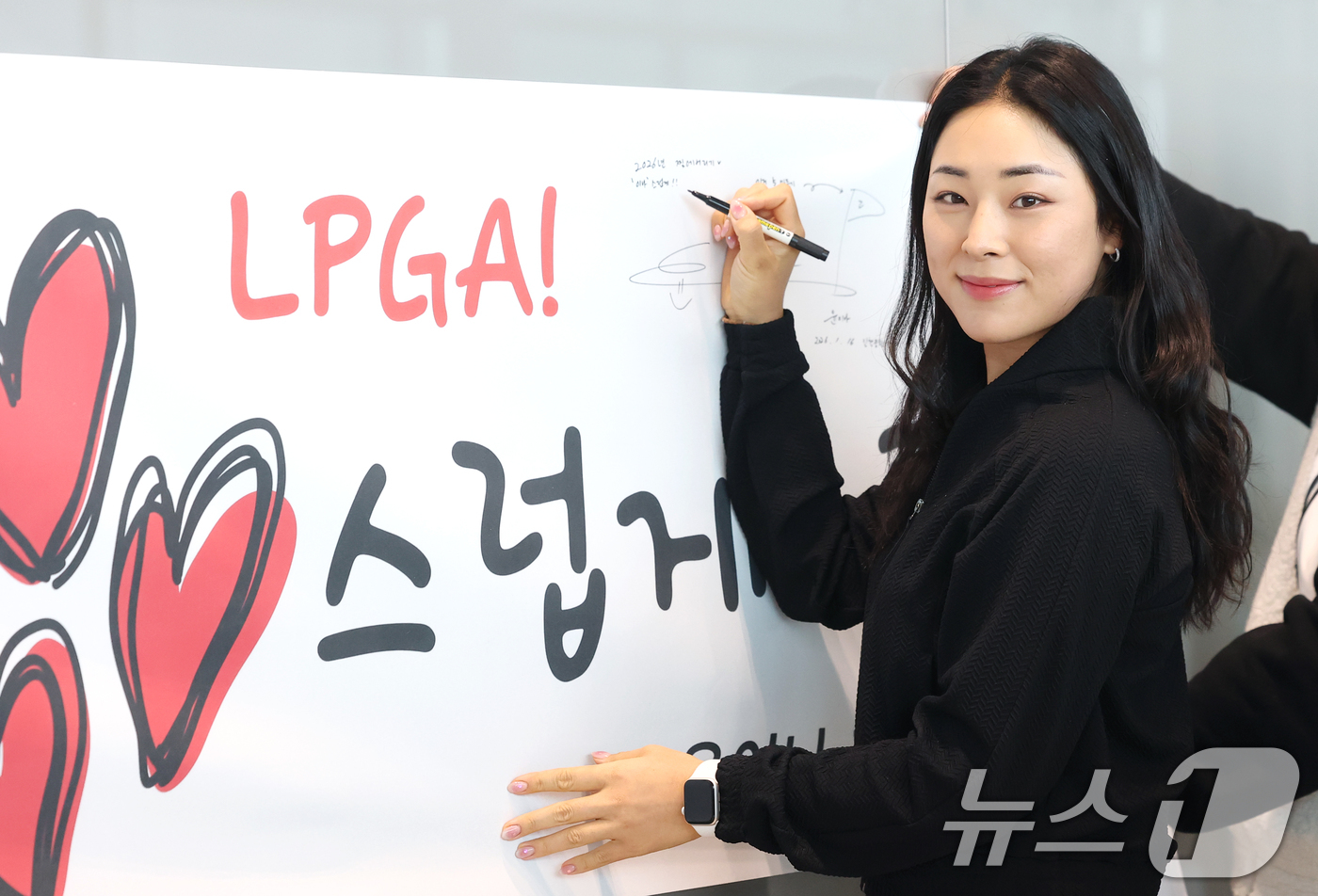 (인천공항=뉴스1) 권현진 기자 = LPGA 윤이나가 16일 인천국제공항에서 미국으로 출국하기 전 '빛이나'(윤이나 팬덤명)에게 사인을 해 주고 있다. 2026.1.16/뉴스1