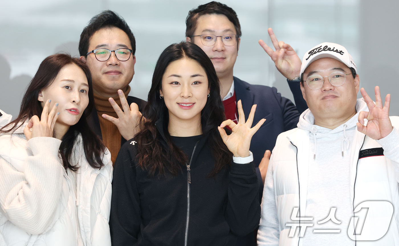 (인천공항=뉴스1) 권현진 기자 = LPGA 윤이나(가운데)가 16일 인천국제공항에서 미국으로 출국하기 전 '빛이나'(윤이나 팬덤명)와 함께 기념 촬영을 하고 있다. 2026.1. …