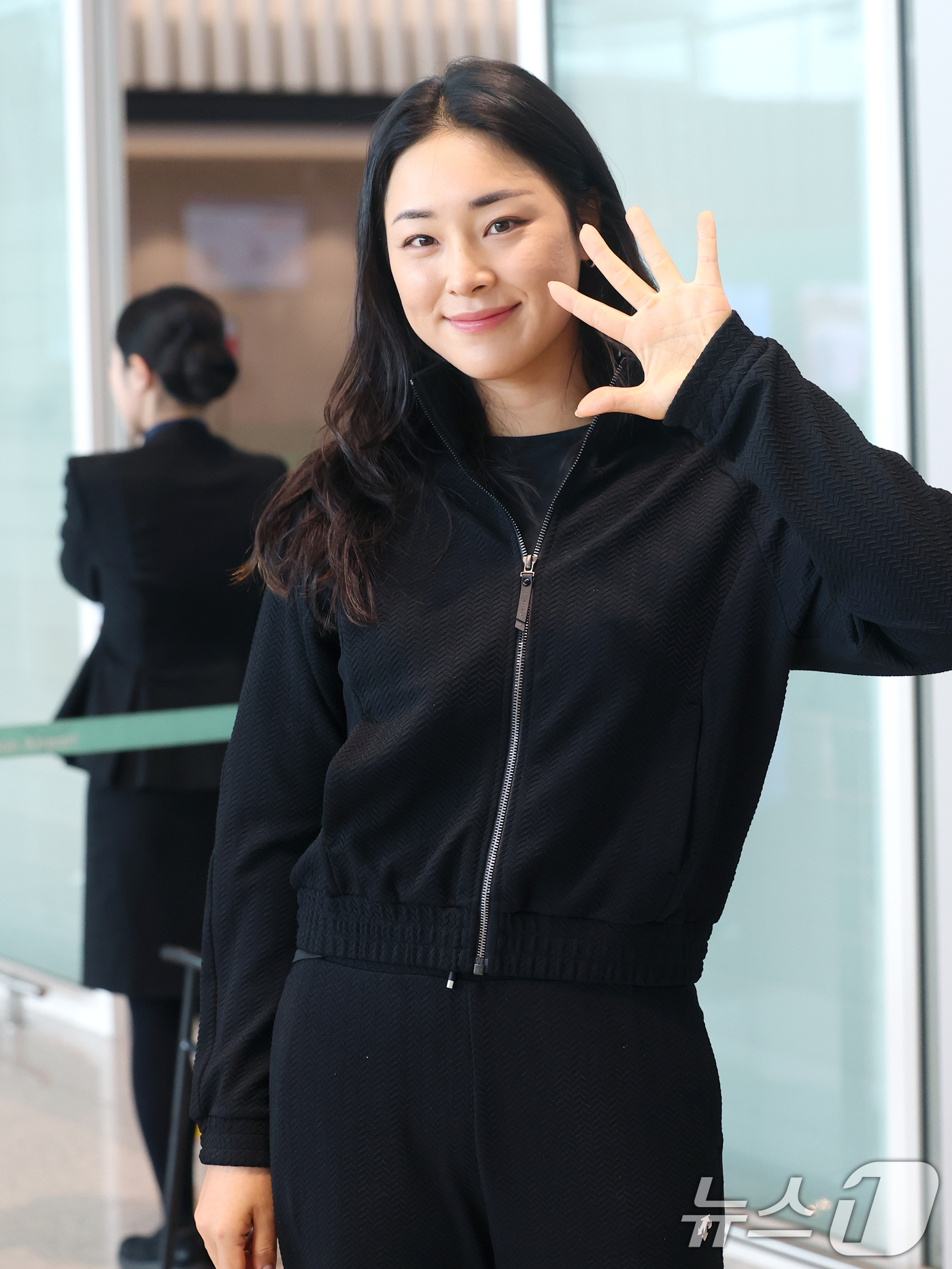 (인천공항=뉴스1) 권현진 기자 = LPGA 윤이나가 16일 인천국제공항에서 미국으로 출국하기 전 인사를 하고 있다. 2026.1.16/뉴스1