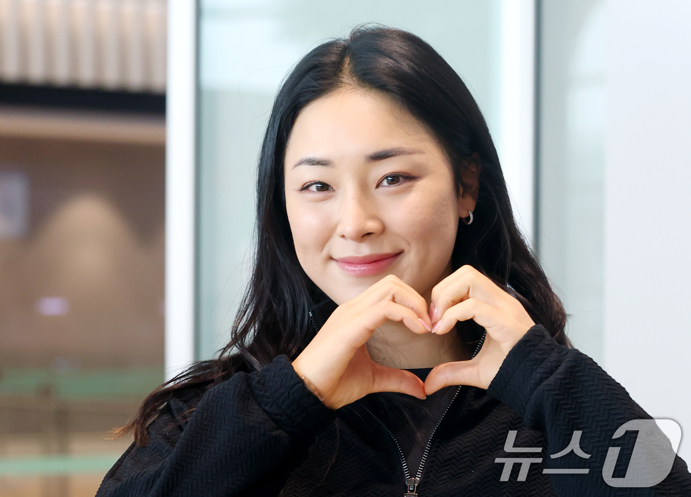 (인천공항=뉴스1) 권현진 기자 = LPGA 윤이나가 16일 인천국제공항에서 미국으로 출국하기 전 하트로 인사를 전하고 있다. 2026.1.16/뉴스1