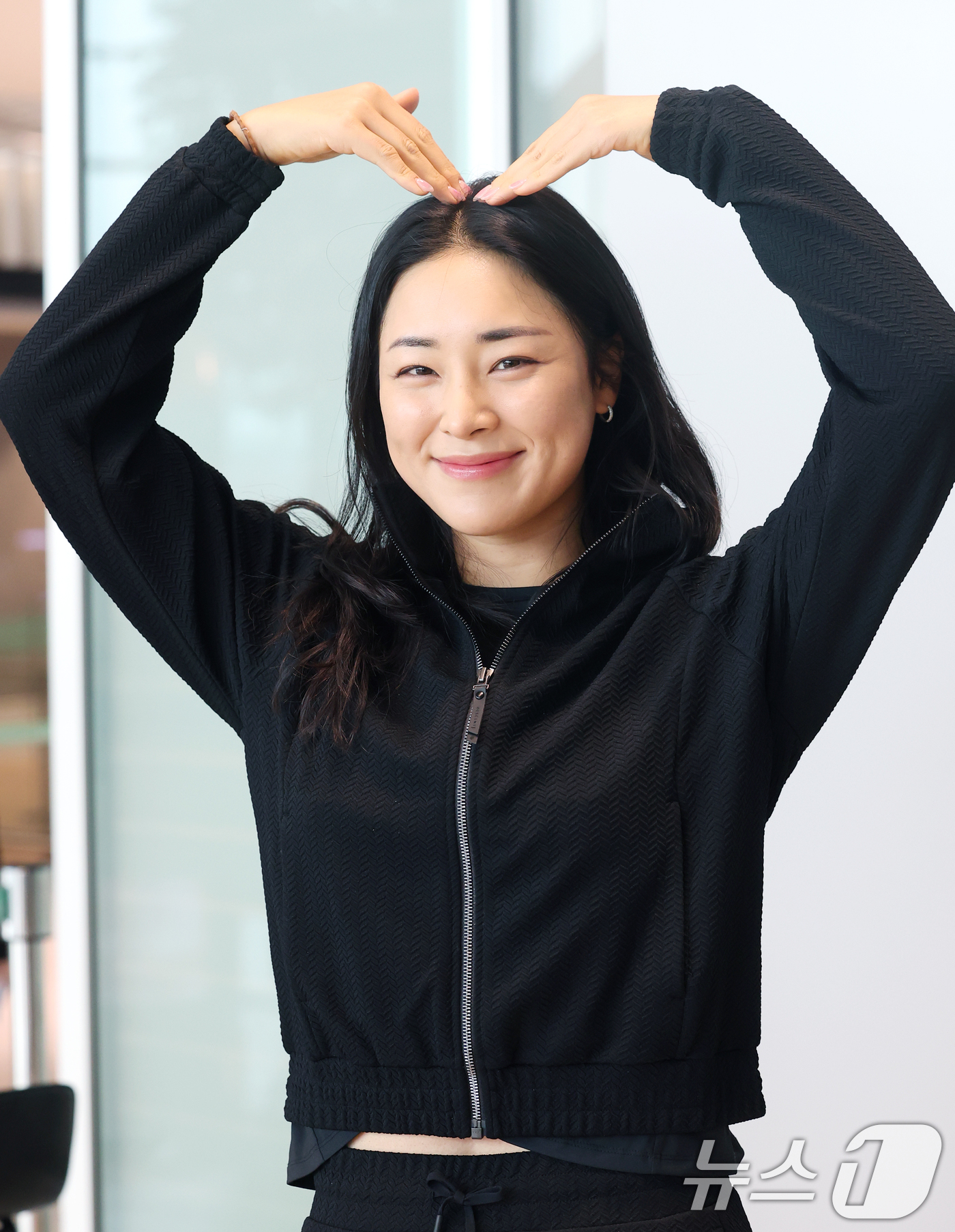 (인천공항=뉴스1) 권현진 기자 = LPGA 윤이나가 16일 인천국제공항에서 미국으로 출국하기 전 하트로 인사를 전하고 있다. 2026.1.16/뉴스1