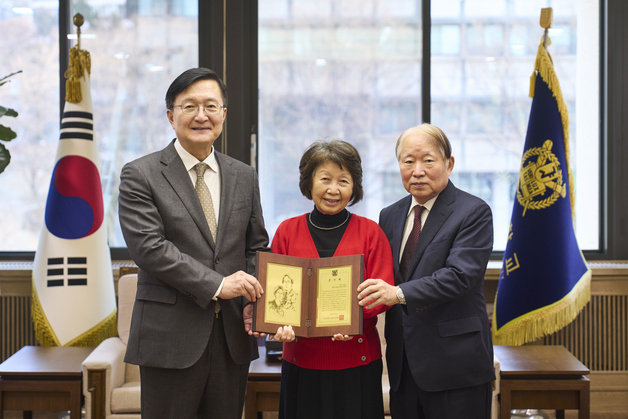 서울대 졸업 부부·형제자매 10억원 기부…부모 이름 딴 기금 마련