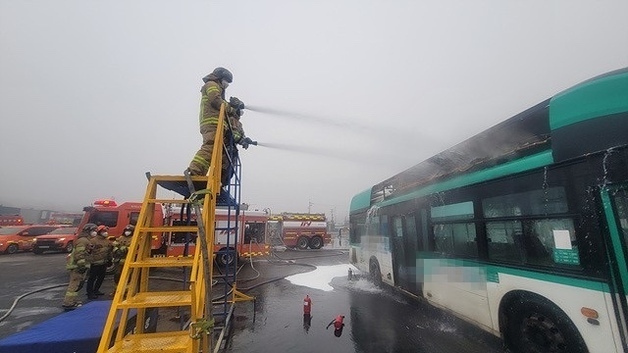 김포 전기버스 배터리서 불…3시간만 완진