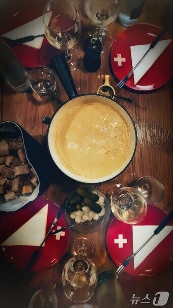 본문 이미지 - 리기 빈티지 기차에서 즐기는 퐁뒤 파티(스위스관광청 제공)