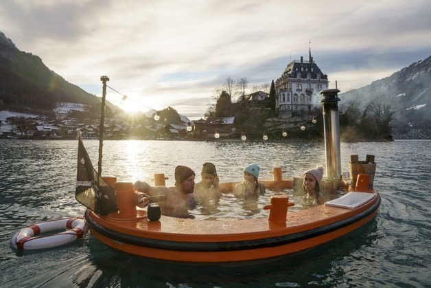 "하늘서 퐁뒤 먹고 호수 위 '반신욕'"…스위스, 낭만 설국 여행