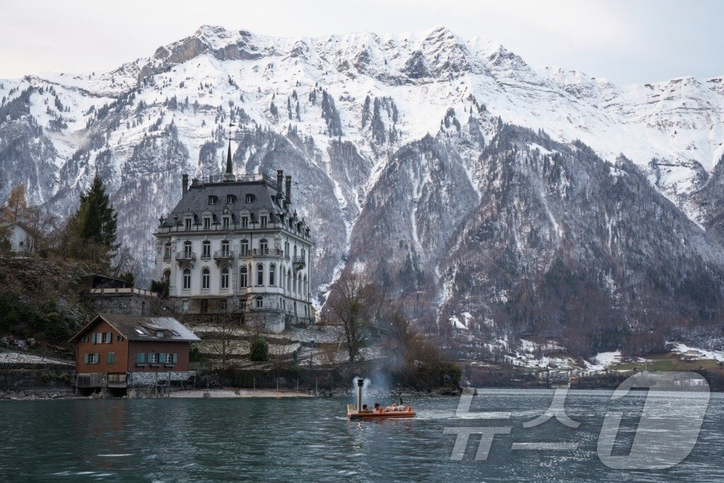 본문 이미지 - 브리엔츠 호수에서 즐기는 온수 욕조(스위스관광청 제공)