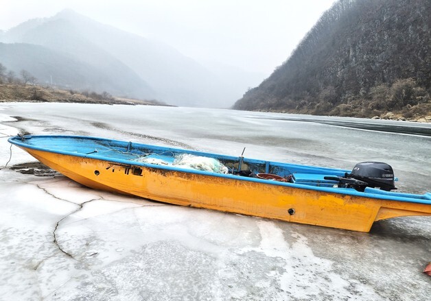[풍경] '산중의 겨울' 얼어붙은 단양 남한강…300년 된 겨울 고목