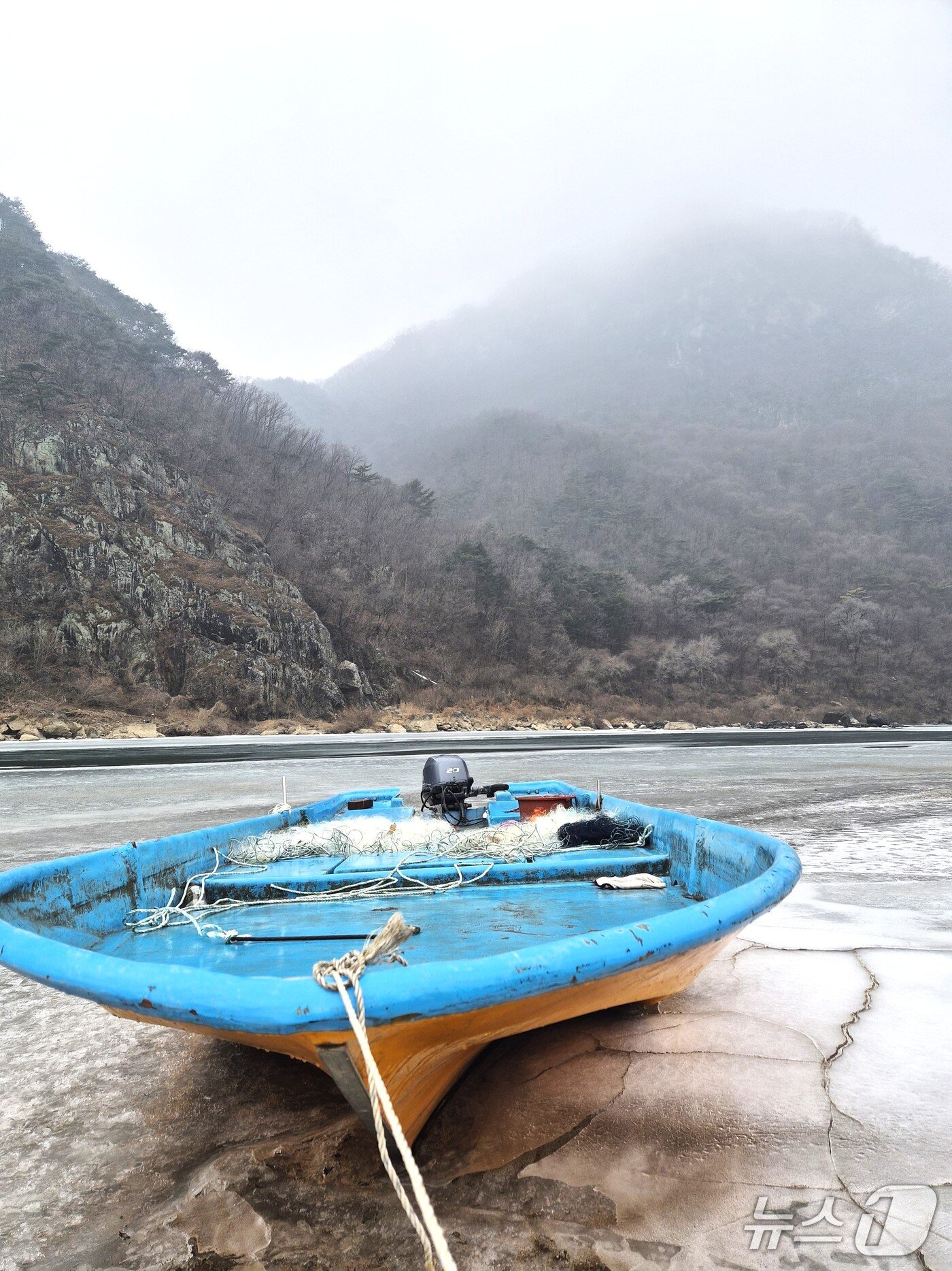 본문 이미지 - 낚시 배가 한파에 얼어붙은 단양 남한강에서 멈춰서 있다./2026.1.16/뉴스1 손도언 기자 