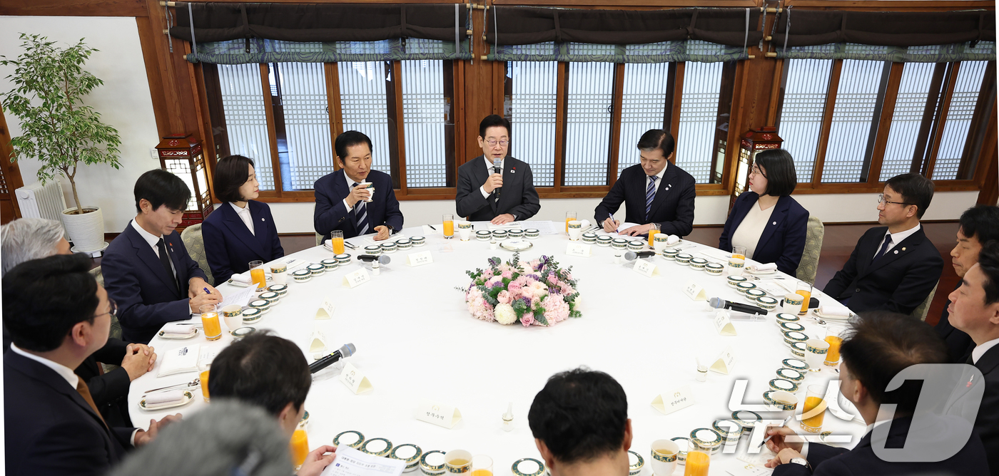 (서울=뉴스1) 허경 기자 = 이재명 대통령이 16일 청와대 상춘재에서 열린 정당 지도부 초청 오찬에서 발언하고 있다. (청와대통신사진기자단) 2026.1.16/뉴스1