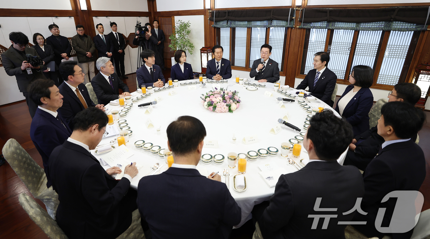 (서울=뉴스1) 허경 기자 = 이재명 대통령이 16일 청와대 상춘재에서 열린 정당 지도부 초청 오찬에서 발언하고 있다. (청와대통신사진기자단) 2026.1.16/뉴스1