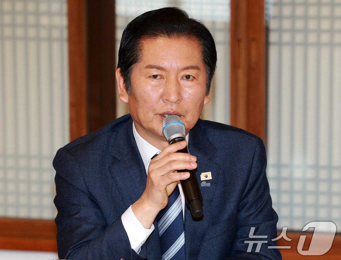 (서울=뉴스1) 허경 기자 = 정청래 더불어민주당 대표가 16일 청와대 상춘재에서 이재명 대통령이 마련한 정당 지도부 초청 오찬에서 발언하고 있다. (청와대통신사진기자단) 2026 …