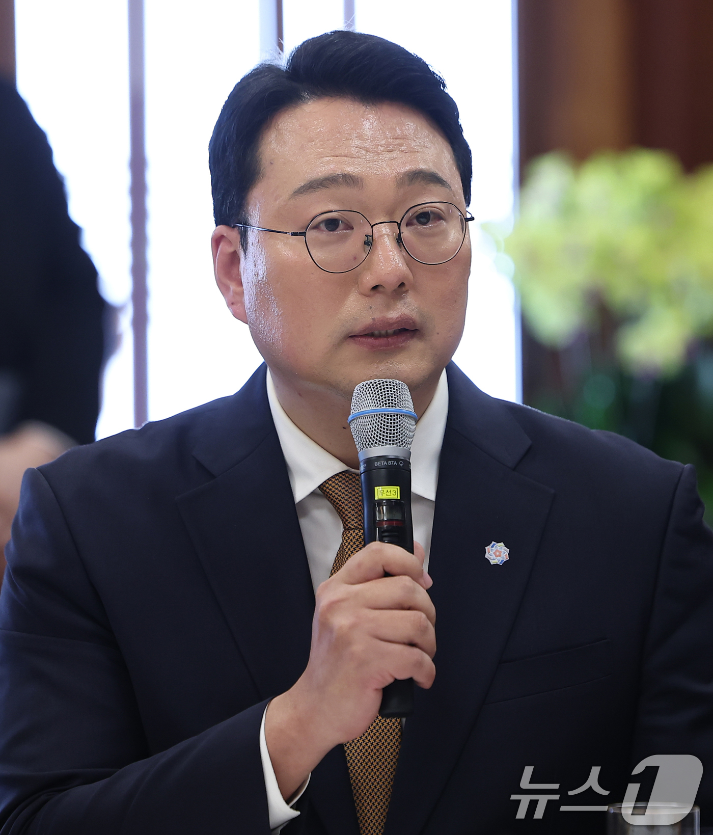 (서울=뉴스1) 허경 기자 = 천하람 개혁신당 원내대표가 16일 청와대 상춘재에서 이재명 대통령이 마련한 정당 지도부 초청 오찬에서 발언하고 있다. (청와대통신사진기자단) 2026 …