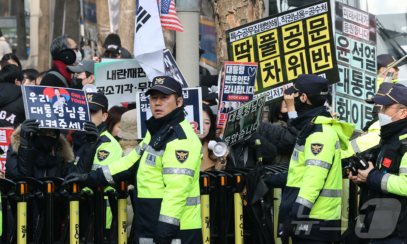 (서울=뉴스1) 김진환 기자 = 윤석열 전 대통령의 고위공직자범죄수사처(공수처) 체포영장 집행 방해 및 국무위원 심의권 침해 혐의 1심 선고 재판이 열리는 16일 오후 서울 서초구 …