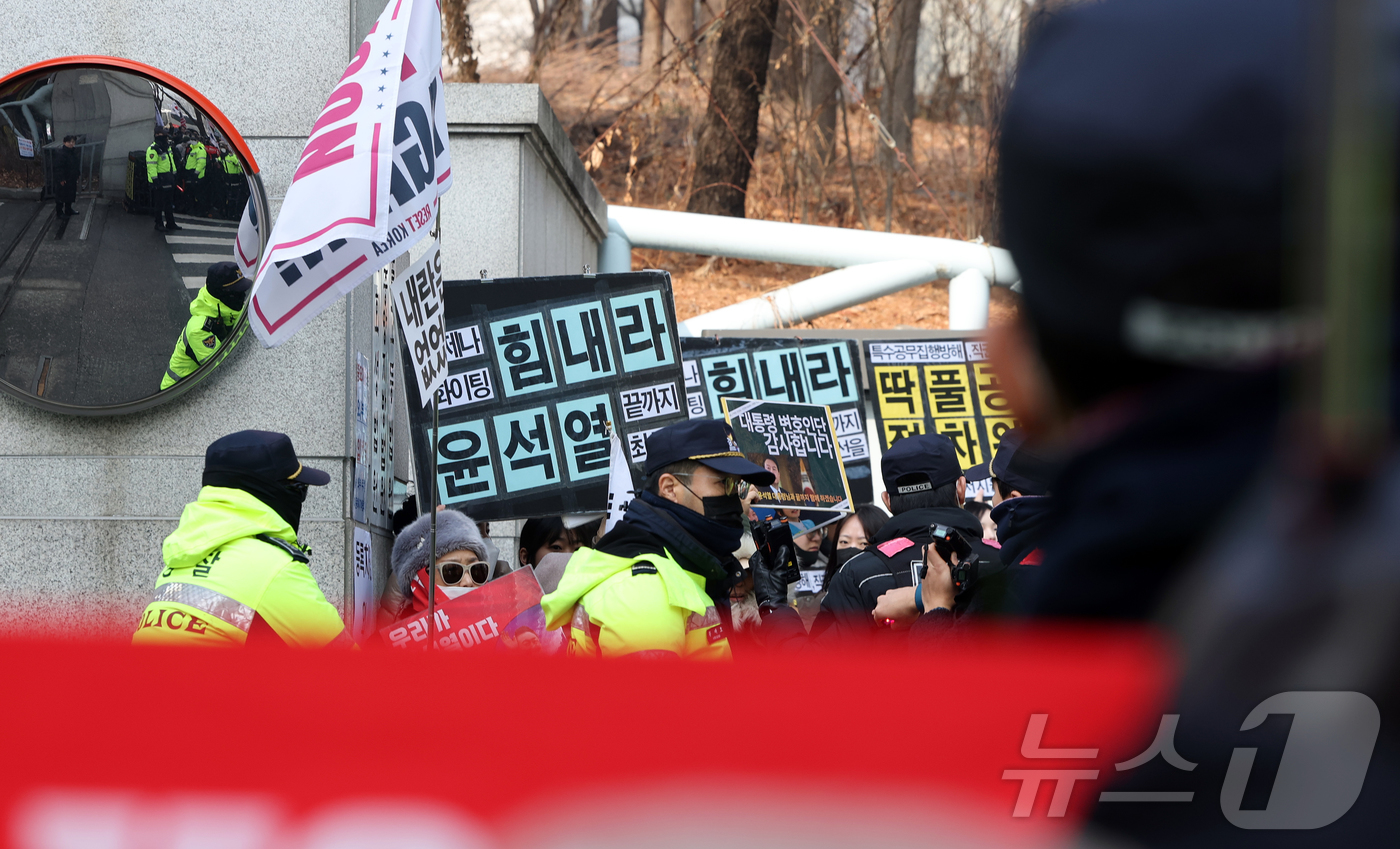 (서울=뉴스1) 김진환 기자 = 윤석열 전 대통령의 고위공직자범죄수사처(공수처) 체포영장 집행 방해 및 국무위원 심의권 침해 혐의 1심 선고 재판이 열리는 16일 오후 서울 서초구 …