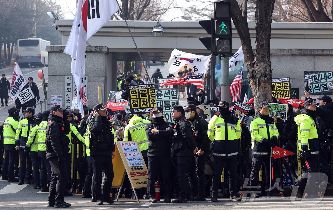 본문 이미지 - 윤석열 전 대통령의 고위공직자범죄수사처(공수처) 체포영장 집행 방해 및 국무위원 심의권 침해 혐의 1심 선고 재판이 열리는 16일 오후 서울 서초구 서울중앙지법 인근에서 윤 전 대통령 지지자들이 석방을 촉구하고 있다. 2026.1.16/뉴스1 ⓒ News1 김진환 기자