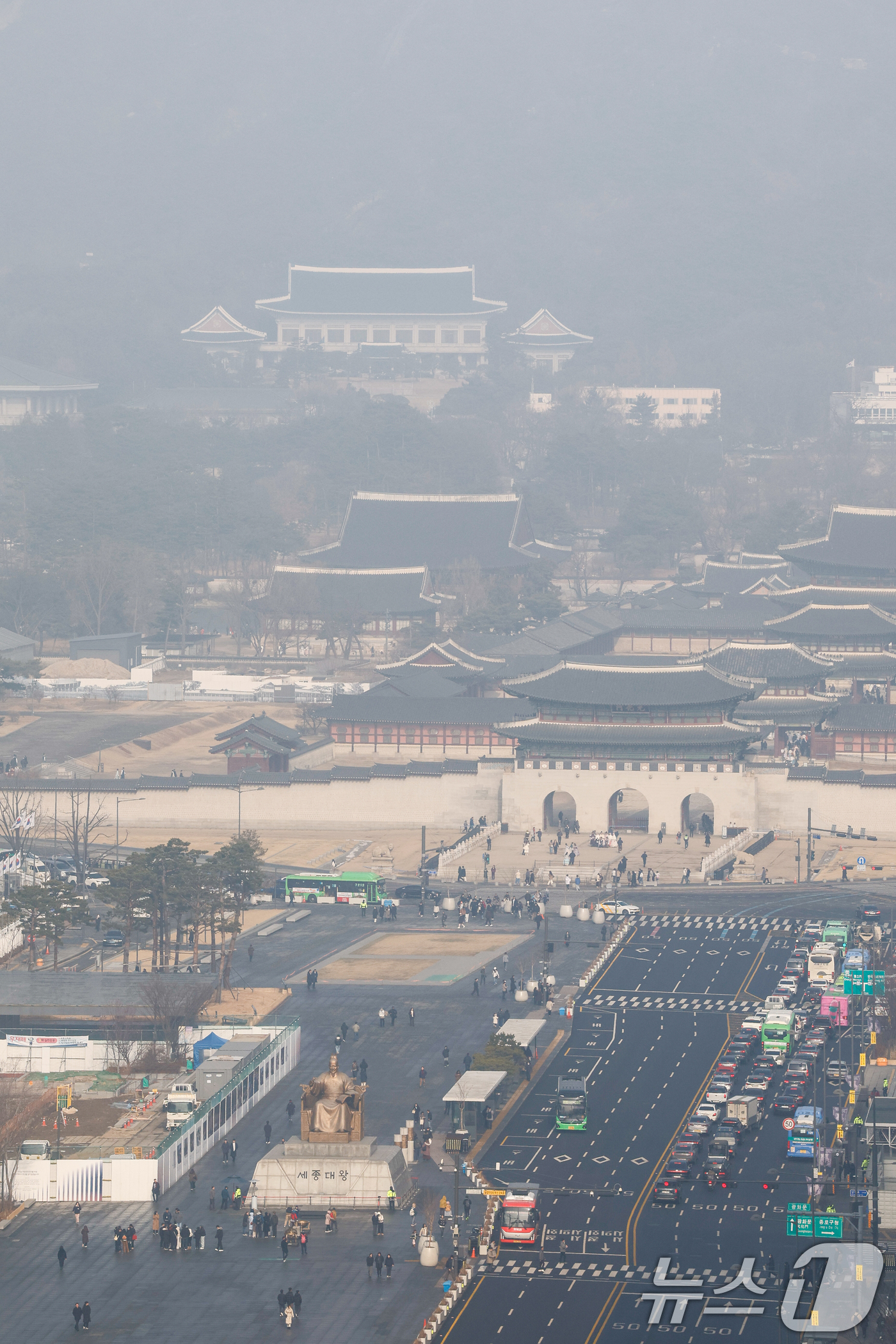 (서울=뉴스1) 안은나 기자 = 올해 들어 처음으로 서울에 미세먼지 주의보가 발령된 16일 서울 종로구 광화문광장, 경복궁, 청와대 일대가 뿌옇다. 2026.1.16/뉴스1